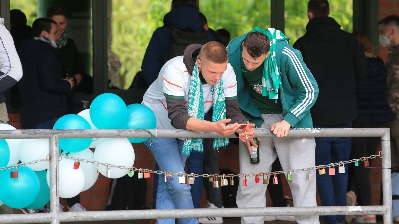 
                <strong>Bremen: Bange Minuten</strong><br>
                Diese zwei Fans verfolgen den Abstiegskampf in der Bundesliga direkt vor dem Stadion auf dem Handy.
              