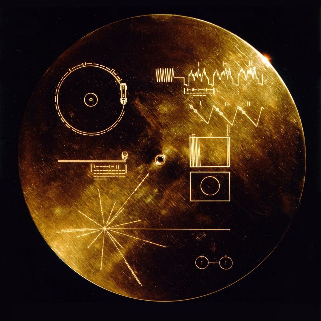 Weil es so unvergänglich ist, hat die NASA ihre Botschaft an Außerirdische auf einer Schallplatte aus Gold geschrieben und der Raumsonde Voyager 1977 auf ihre Reise in die Ewigkeit mitgegeben.