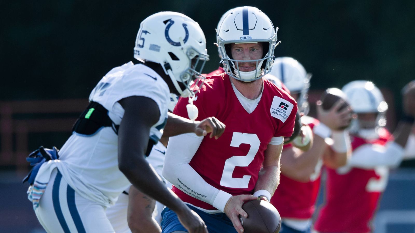 
                <strong>Indianapolis Colts - Hat sich das Wentz-Investment gelohnt? </strong><br>
                Die Indianapolis Colts haben die Lücke auf der Quarterback-Position mit Carson Wentz geschlossen - einem Quarterback, der in den Spielzeiten zuvor weder durch Verfügbarkeit noch durch Leistung geglänzt hat. Dafür gaben die Colts immerhin zwei Draft-Picks aus und übernehmen einen Vertrag, den in der Form wohl kein Team mehr unterschreiben würde. Zahlt sich die Wette auf den ehemaligen Eagles-Star aus?
              