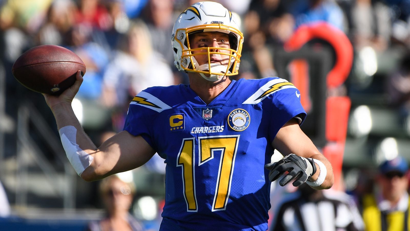 
                <strong>Week 12: Philip Rivers - King of Completions II</strong><br>
                Insgesamt brachte Rivers gegen die Cardinals 28 seiner 29 Pässe an den Mann. Das entspricht einer Erfolgsquote von 96,6 Prozent - die höchste eines Quarterbacks in der NFL-Geschichte mit mindestens 20 Passversuchen in einer Partie. Die bisherige Bestmarke hatte Cardinals-Spielmacher Kurt Warner inne, der 2009 gegen die Jaguars 24 von 26 Pässen (92,3 Prozent) komplettierte.
              