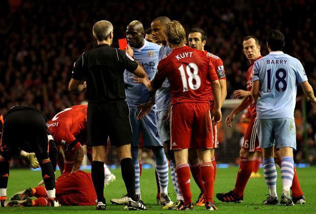 
                <strong>Rote Karte gegen Liverpool</strong><br>
                2011: Rote Karte Nummer drei. Diesmal allerdings nur eine Gelb-Rote. Gegen Liverpool begeht Balotelli zwei leichtsinnige Fouls und darf sich den Rest des Spiels von draußen angucken.
              