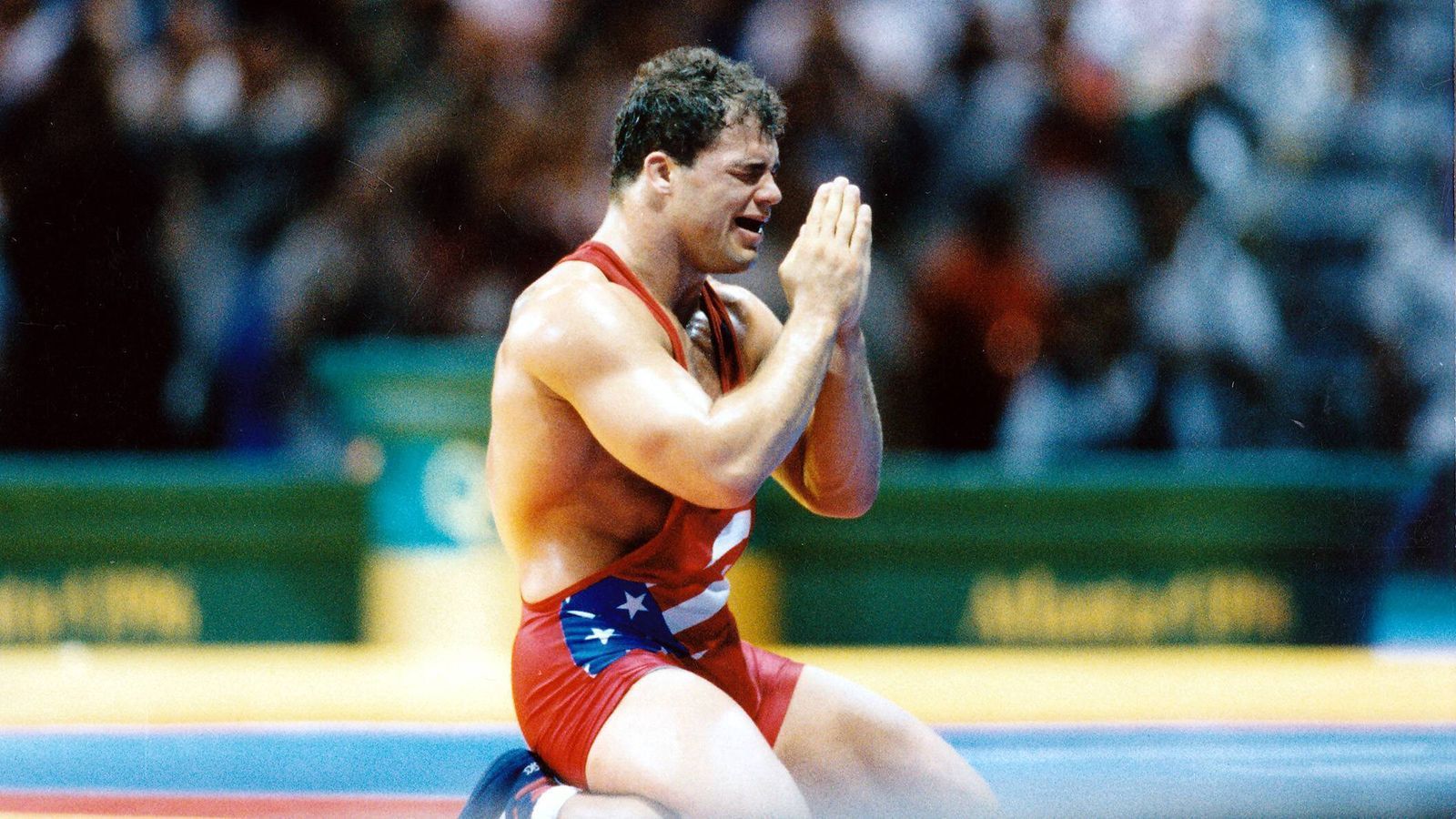 
                <strong>Kurt Angle (Wrestling)</strong><br>
                Emotional wurde es im olympischen Wrestling-Ring bei den Spielen 1996 in den USA. Im Alter von 27 Jahren holte sich Kurt Angle die Goldmedaille, danach brach das Schwergewicht in Tränen aus. Erst nach dem Turnier stellten Ärzte fest, dass Angle mit zwei gebrochenen Knochen im Halsbereich kämpfte. Mit gebrochenem Genick zu Olympia-Gold also. Anschließend legte der US-Amerikaner eine große Wrestling-Karriere hin. 
              