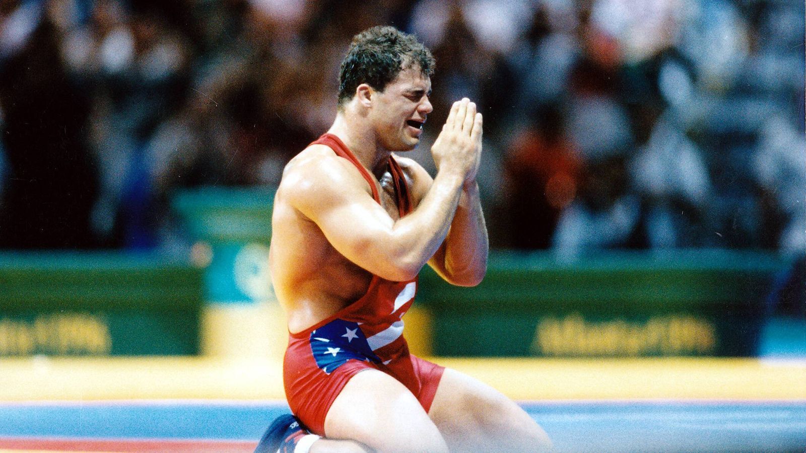 
                <strong>Kurt Angle (Wrestling)</strong><br>
                Emotional wurde es im olympischen Wrestling-Ring bei den Spielen 1996 in den USA. Im Alter von 27 Jahren holte sich Kurt Angle die Goldmedaille, danach brach das Schwergewicht in Tränen aus. Erst nach dem Turnier stellten Ärzte fest, dass Angle mit zwei gebrochenen Knochen im Halsbereich kämpfte. Mit gebrochenem Genick zu Olympia-Gold also. Anschließend legte der US-Amerikaner eine große Wrestling-Karriere hin. 
              