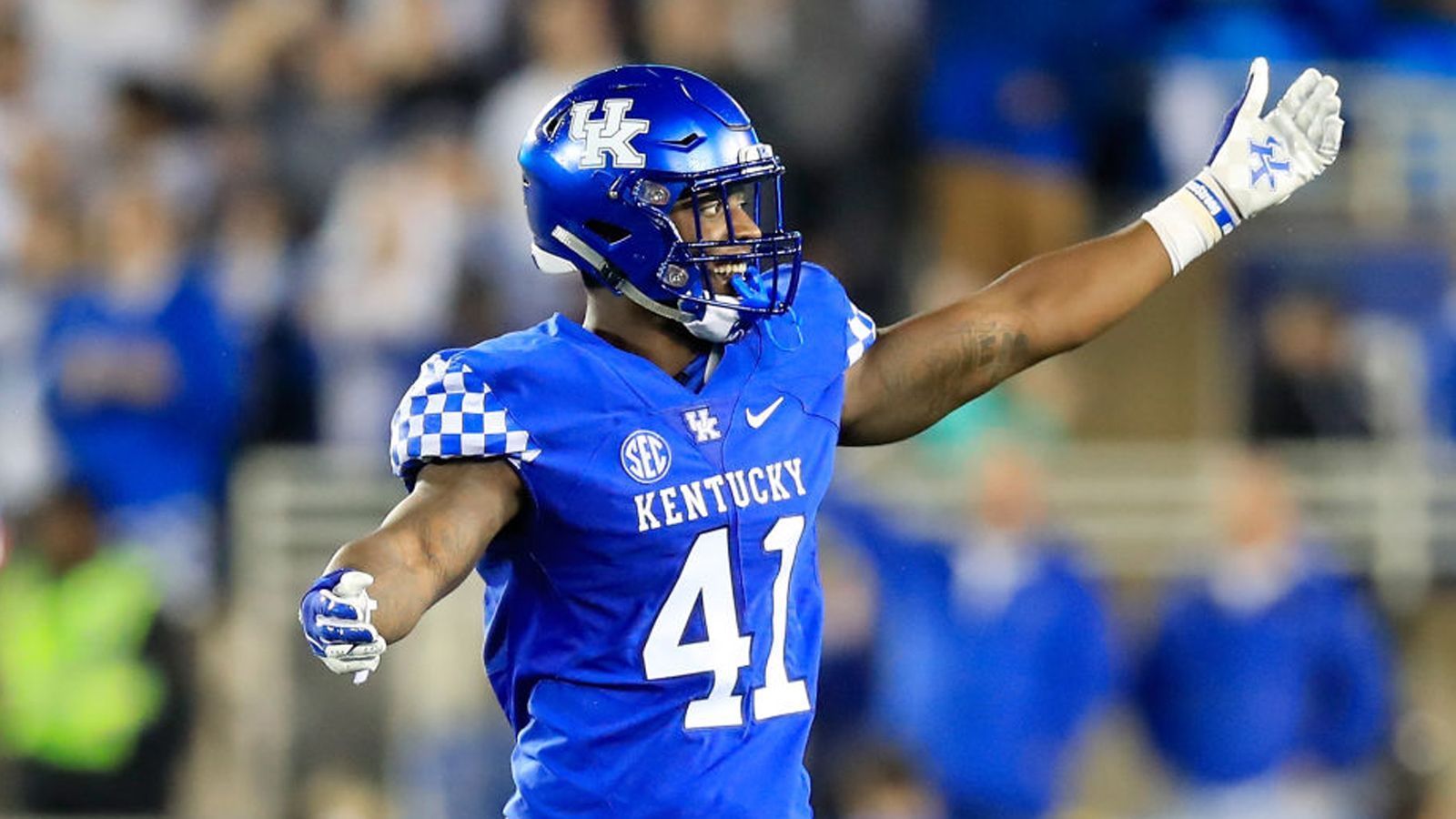 
                <strong>Josh Allen (Kentucky)</strong><br>
                Der Edge-Rusher gilt als sicherer Top-5 Pick. Der 1,96 Meter große und 118 Kilogramm schwere Linebacker kam in seiner letzten College-Spielzeit auf 17 Sacks, 88 Total Tackles, 21,5 Tackles for Loss und fünf Forced Fumbles. Ein nicht namentlich genannter Defensive Coach aus der NFL behauptete bei ESPN, Allen sei noch athletischer als Superstar Khalil Mack. Er hat viel Speed und Explosivität, kommt selbst auf engstem Raum noch am O-Liner vorbei. Verrückt: An der High School wurde er lange unterschätzt und kam nur dank Überzeugungsarbeit seines Trainers in Kentucky unter.
              