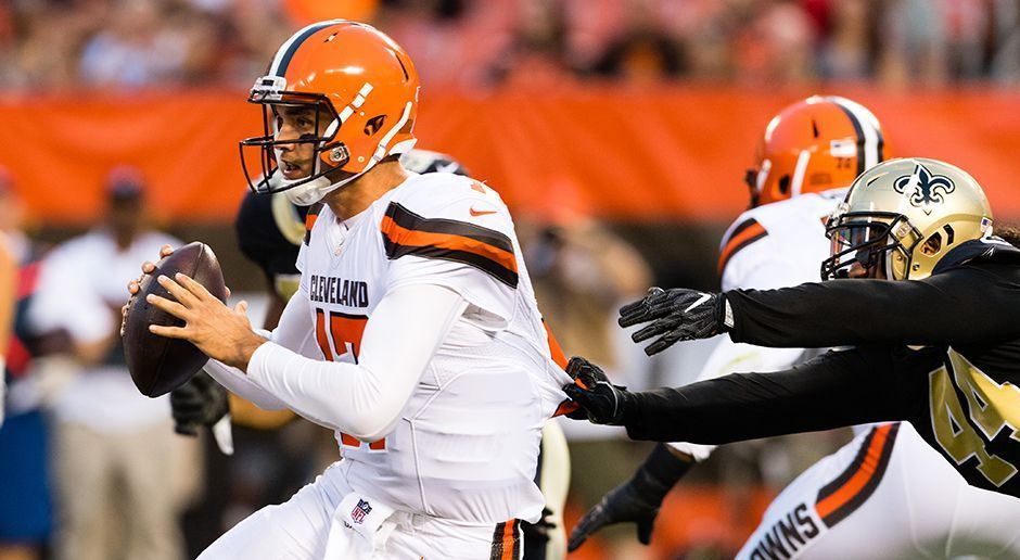 
                <strong>Verlierer: Brock Osweiler (Quarterback) - Cleveland Browns</strong><br>
                Vor dem Start der Preseason sorgte Brock Osweiler für die große Überraschung: Anders als erwartet, wurde der Quarterback nicht von den Cleveland Browns entlassen, sondern spielte plötzlich eine Rolle im Rennen um den Job als Starter des Teams. Doch nach dem ersten Preseason-Spiel der Franchise dürfte Osweiler wieder auf dem Boden der Tatsachen angekommen sein. Während Rookie DeShone Kizer eine überragende Partie zeigte (Quarterback Rating 114,5), konnte Osweiler die Offense in seinen ersten drei Drives nicht zu einem First Down führen. Der Quarterback hatte am Ende nur 42 Passing-Yards auf seinem Konto und muss nun um seinen Platz als Starter bangen.
              