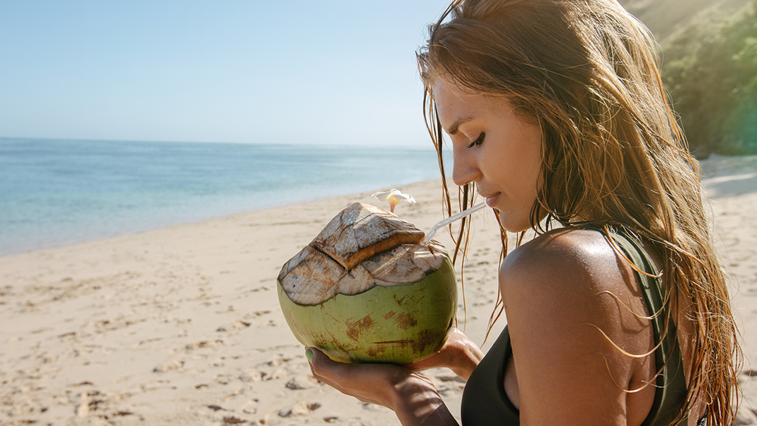 Kokosnussöl enthält reichlich Vitamin E – warum du die Kokosnuss in deine Haarpflege-Routine integrieren solltest, verraten wir dir im Beauty-Artikel.