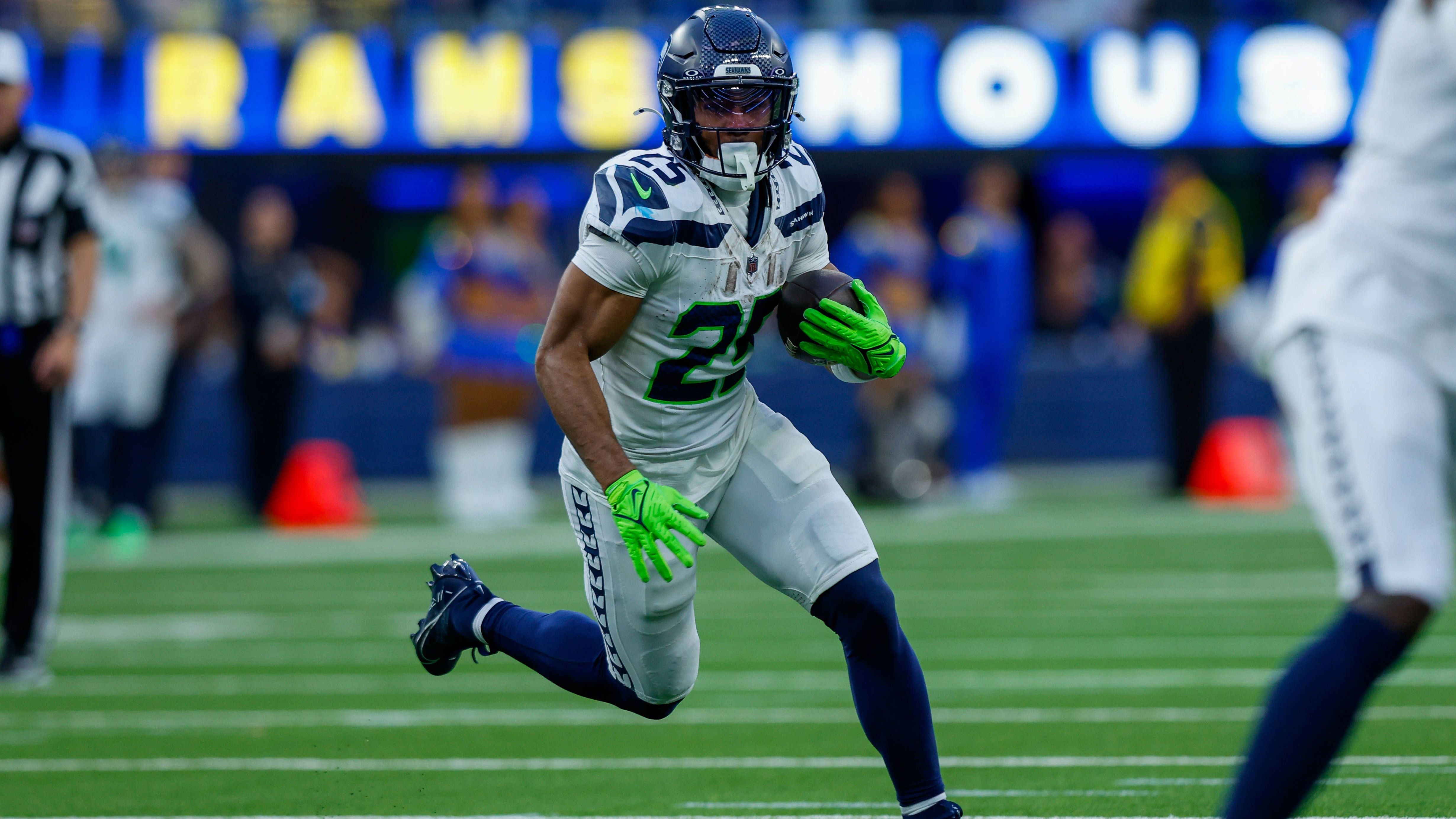 <strong>Kenny McIntosh (Seattle Seahawks)</strong><br>Bittere Nachricht für die Seattle Seahawks. Running Back Kenny McIntosh hat sich im Training eine Verletzung am linken Bein zugezogen. Laut "ESPN" lautet die erste Diagnose: Riss des vorderen Kreuzbandes. Es sind allerdings noch weitere Tests nötig, um die Verletzung zu bestätigen. Der Sportler hatte sich bei einer Übung der Special Teams verletzt und musste vom Feld getragen werden.