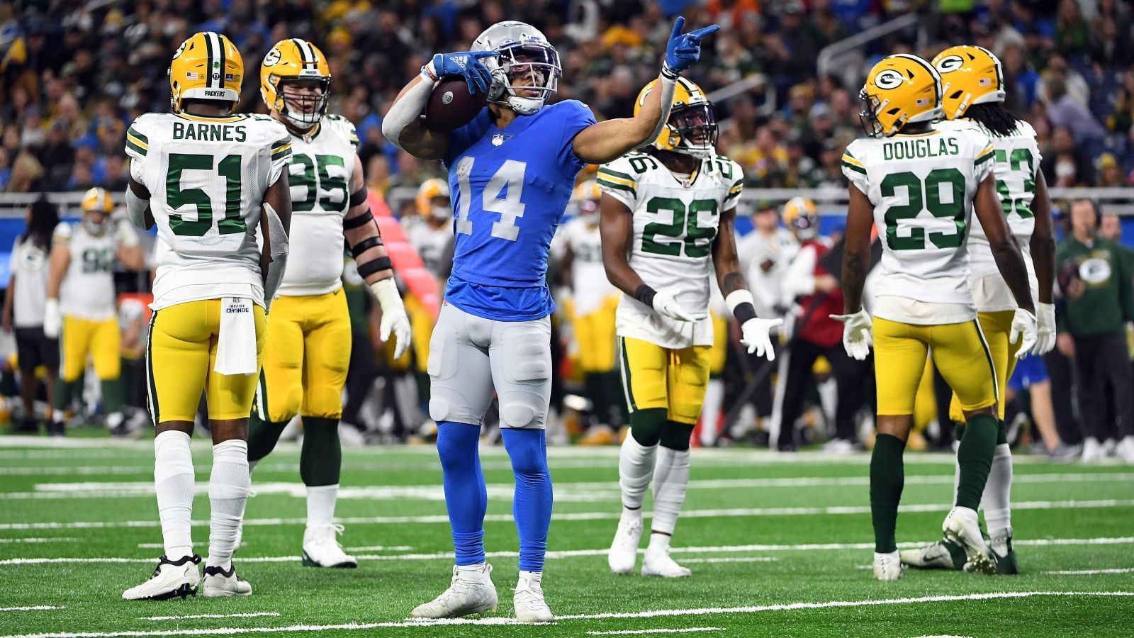 
                <strong>Gewinner: Amon-Ra, Equanimeous, John und Miriam St. Brown</strong><br>
                Beim Spiel zwischen den Detroit Lions und den Green Bay Packers ging es sportlich um nichts mehr, vielmehr stand die Familie St. Brown im Vordergrund. Während die beiden Brüder Amon-Ra (Lions, im Bild) und Equanimeous (Packers) auf dem Feld um Yards kämpften, saßen Papa John und Mama Miriam mit eigens angefertigten Lions/Packers-Jerseys ihrer beiden Jungs im Publikum. Während "EQ" zwei Bälle für 22 Yards fing, ging Amon-Ra wieder steil. Acht Catches für 109 Yards und ein Touchdown stehen zu Buche, damit beendet Amon-Ra vor den Augen seiner Eltern seine Saison in hervorragender Form.
              