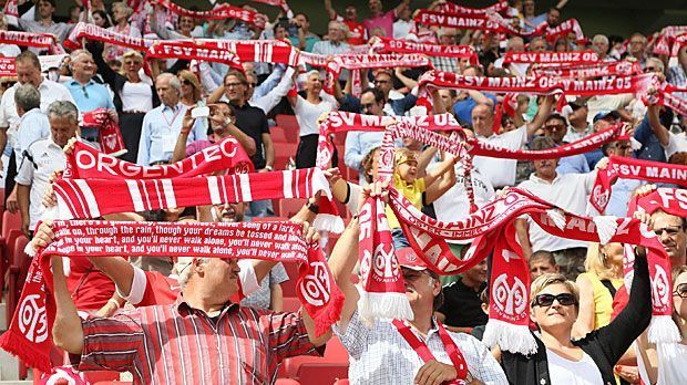 
                <strong>5. Platz: 1. FSV Mainz 05 (Coface Arena)</strong><br>
                Platz 5: 1. FSV Mainz 05. Für die besondere Stimmung ist auch die Coface Arena bekannt. Mit  Stehplätzen sichern sich die Rheinhessen einen beachtenswerten Rang fünf. Zumal das Stadion mit 34.000 Plätzen verhältnismäßig klein daherkommt. Den Stehplatz-Anteil von 41,2 Prozent übertrifft nur Darmstadt.
              