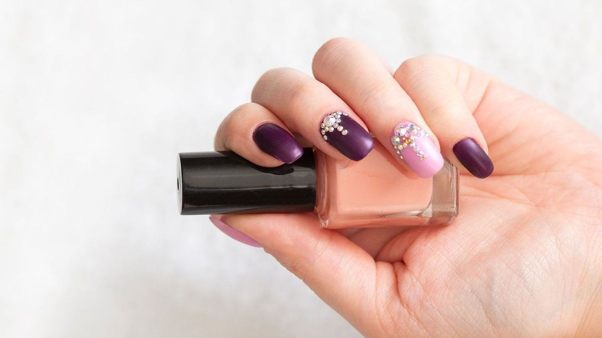 Top 12 NagellackTrends 2024 Die schönsten Nail Designs und Farben für