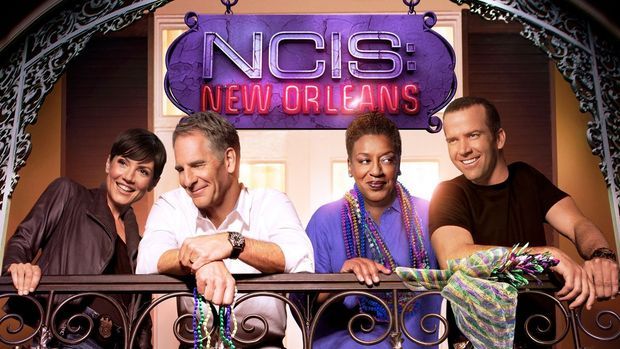(1. Staffel) - NCIS: New Orleans: Special Agent Pride (Scott Bakula, 2.v.l.), Special Agent Brody (Zoe McLellan, l.), Special Agent Lasalle (Lucas Black, r.) und Dr. Wade (CCH Pounder, 2.v.r.) ...