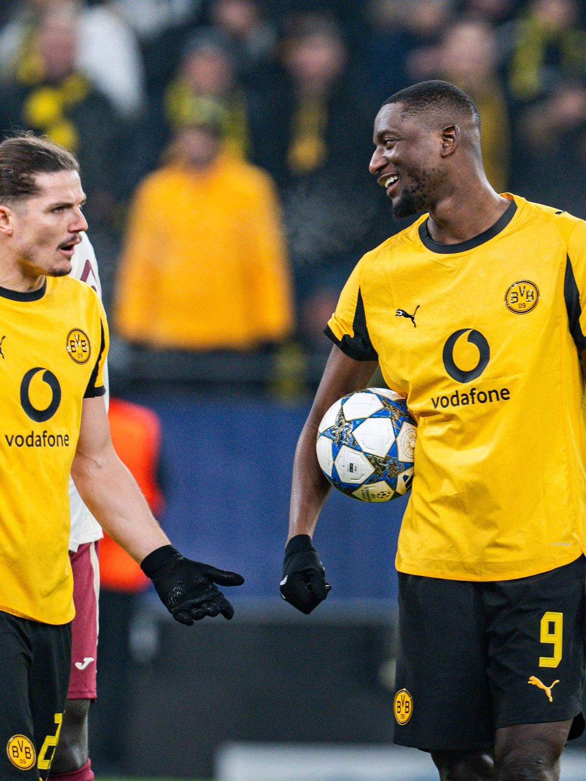 25.11.2025, Borussia Dortmund vs. Villareal, UEFA Champions League, 5. Spieltag Tor zum 2:0 durch Serhou Guirassy (Borussia Dortmund, 9) hier lacht er vor dem Elfmeter mit Karim Adeyemi (Borussia D...