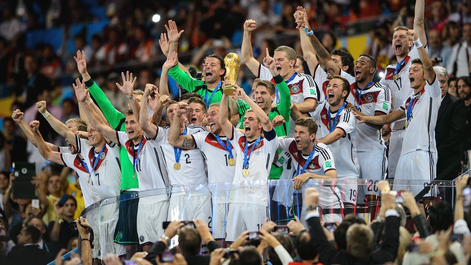 
                <strong>Der Klub der Weltmeister soll exklusiv bleiben</strong><br>
                Irgendwie sind wir doch alle stolz darauf, eine Weltmeister-Nation zu sein. Wir fühlen uns so, als wären wir Mitglied eines exklusiven Clubs: 211 Nationalmannschaften gibt es in der Welt, nur acht davon wurden Weltmeister - Deutschland ist eine davon. Doch je mehr neue Weltmeister hinzukommen, desto weniger exklusiv ist dieser Club. Daher sagen wir: Sorry Kroatien, du kommst hier nicht rein!
              