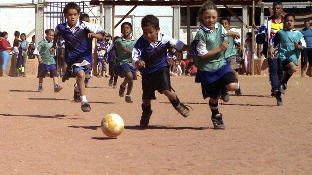 
                <strong>Pausen-Zeitvertreib</strong><br>
                In der Pause wird auf dem Schulhof - wie hier in Sao Paulo - Fußball gespielt. 
              