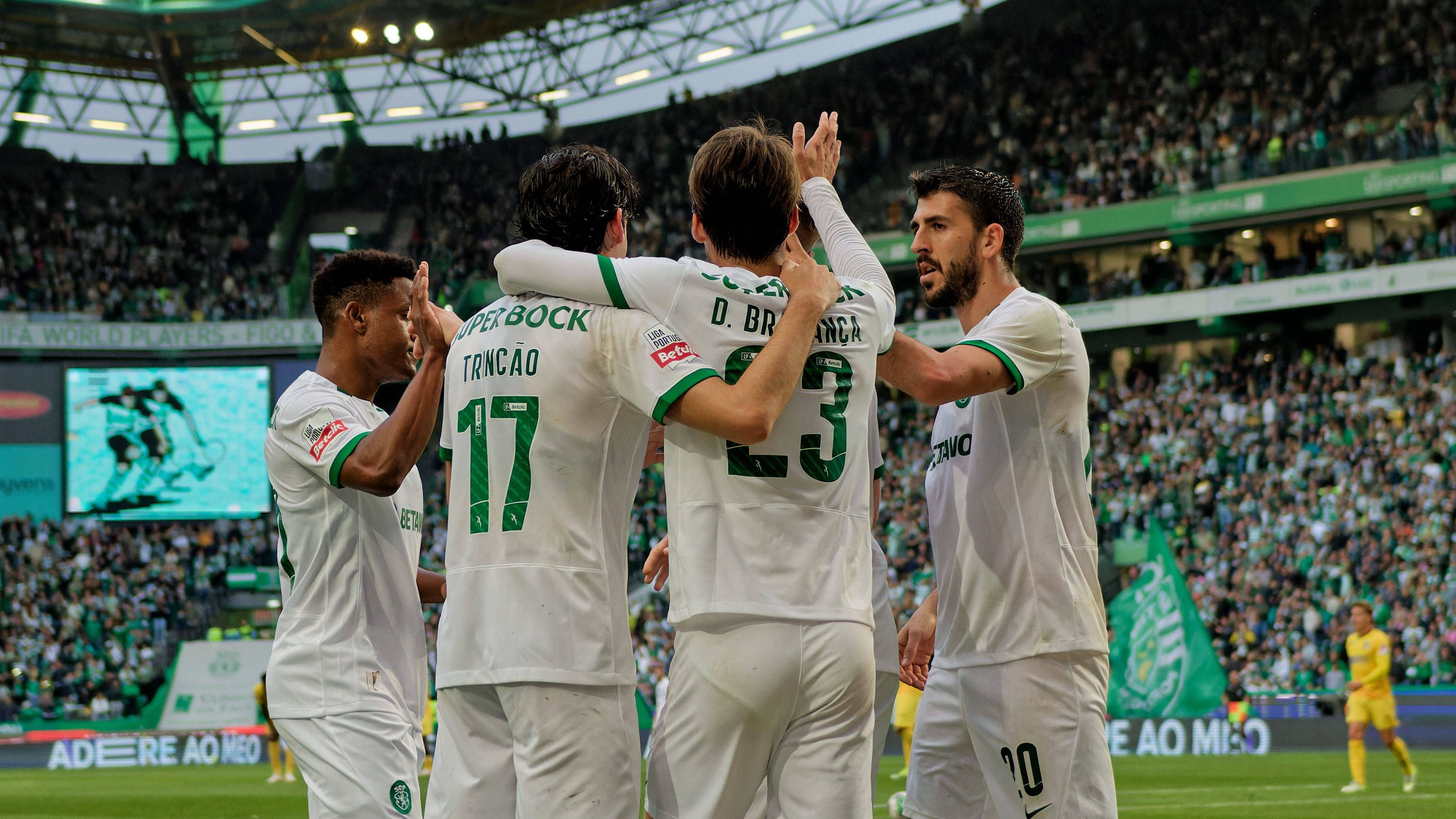 <strong>Sporting Lissabon (Portugal)</strong><br>Sporting durfte auf der Couch den Meistertitel bejubeln. Nachdem der Klub am mit 3:0 gegen Portimonense gewann, musste Lokalrivale Benfica am Sonntagabend gegen Familicao nachziehen. Das misslang der Mannschaft Coach Roger Schmidt, die 0:2-Pleite besiegelte zwei Spieltage vor Saisonende den Titel für die "Löwen".