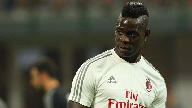 
                <strong>Führerschein weg</strong><br>
                2015: Mario Balotelli ist seinen Lappen los. Der Italiener wird mit seinem Lamborghini 40 km/h schneller als die erlaubten 50 Stundenkilometer geblitzt. Die Konsequenz: Die Beamten nehmen ihm seinen Führerschein ab, es droht neben einer Geldstrafe eine Fahrpause zwischen sechs Monaten und einem Jahr. Dabei ...
              