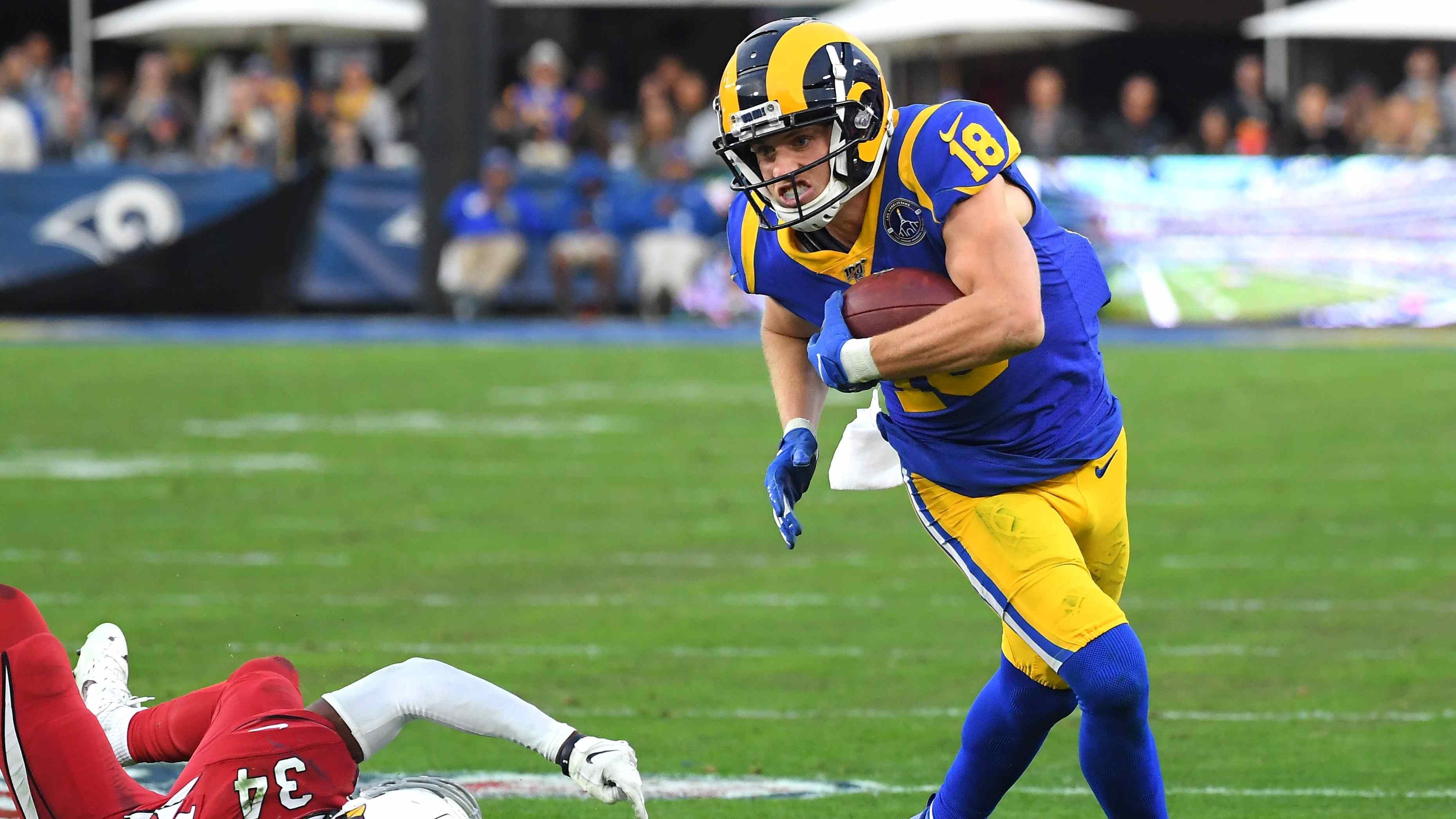 
                <strong>Cooper Kupp (Los Angeles Rams)</strong><br>
                Obwohl die Pass-Offense der Rams in der vergangen Saison im Vergleich zum Vorjahr schwächer wurde, konnte Cooper Kupp weiter als zuverlässige Anspielstation im Slot glänzen. Mit 69 gefangenen Bällen kam Kupp auf 853 Yards und fünf Touchdowns, als er innen aufgestellt war. Zudem hatte Quarterback Jared Goff ein Passer-Rating von 101.1, wenn er Kupp im Slot angeworfen hat. Kupp ist besonders gut im Lesen der Coverage und durch seine enorme Beschleunigung schafft er es oft, die gegnerische Verteidigung einfach zu durchbrechen. Obwohl er mit Brandin Cooks und Robert Woods zwei hochkarätige Receiver-Kollegen hatte, war Kupp im Slot der beste Receiver der Rams. Durch den Abgang von Cooks könnte die Produktion für Kupp in der kommenden Saison nochmals ansteigen. 
              