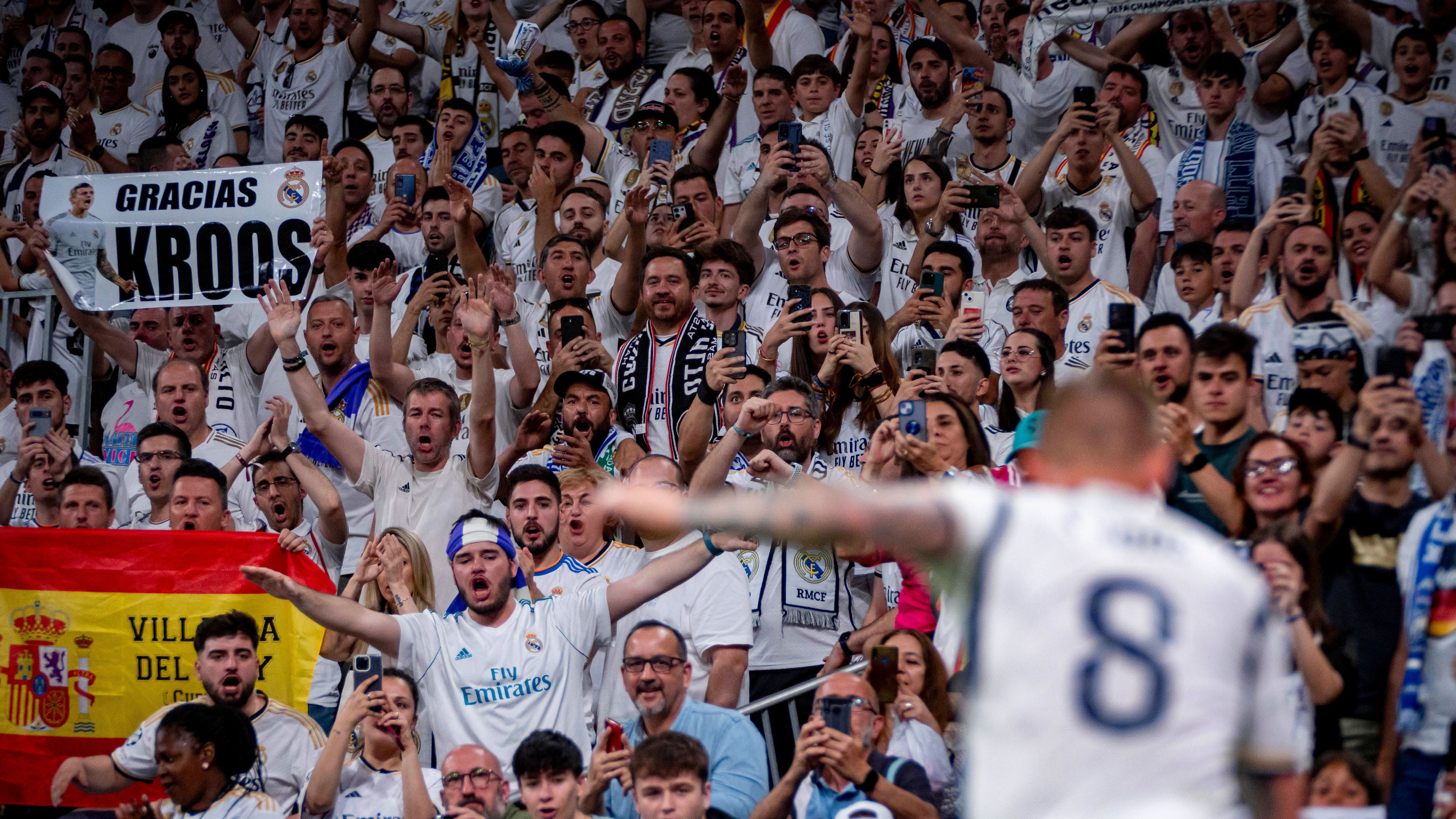 <strong>Zahlreiche Transparente auf der Tribüne</strong><br>Bei der Partie gegen Real Betis stand der gebührende Abschied von Kroos klar im Vordergrund. Immerhin sind die Madrilenen längst Meister und der sportliche Fokus liegt nun auf dem Champions-League-Finale in einer Woche gegen Borussia Dortmund.&nbsp;