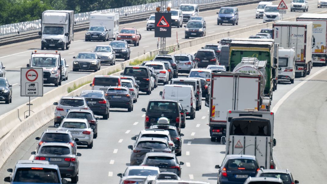 Auf den Ferienstraßen war 2025 Geduld gefragt – trotz weniger Staus standen Autofahrer:innen länger im Verkehr.