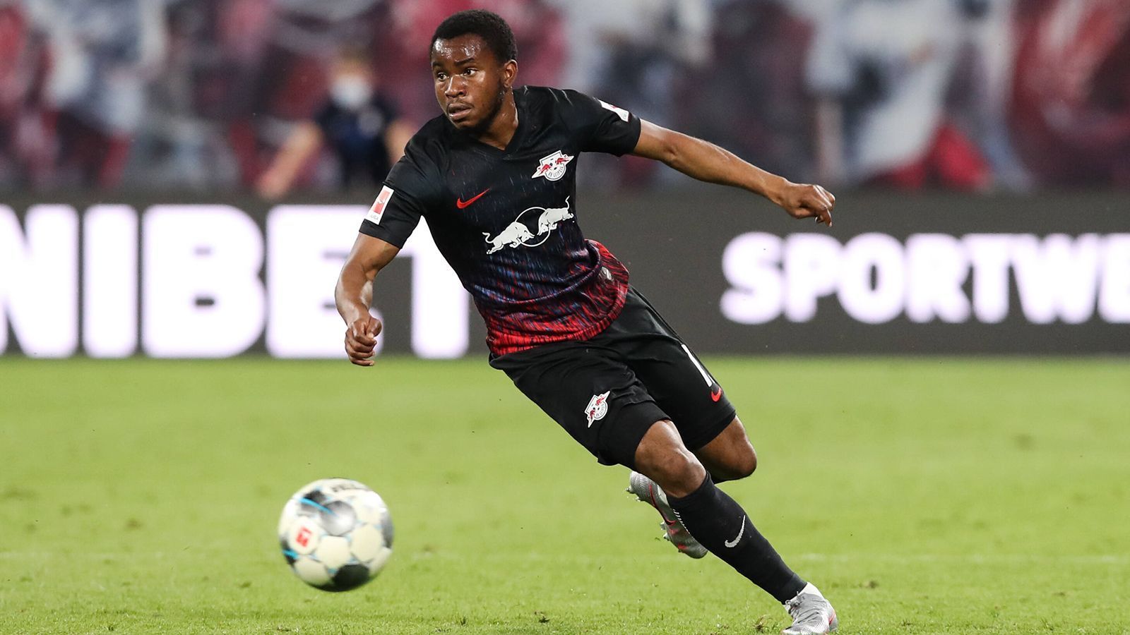 
                <strong>Ademola Lookman (RB Leipzig)</strong><br>
                Der kleine Flügelflitzer kam im Januar 2018 per Leihe zu RB Leipzig und spielte eine famose Rückrunde - fünf Tore und vier Assists in elf Spielen für die Leipziger. Dann ging es zurück zum FC Everton, dort bekam Lookman sofort mehr Einsätze. Im Sommer letzten Jahres holte RB den heute 22-Jährigen dann endgültig in die Bundesliga. 18 Millionen Euro soll Leipzig für Lookman bezahlt haben. Umso enttäuschender die Entwicklung in der abgelaufenen Spielzeit. Nur elf Einsätze in der Bundesliga, einer in der Königsklasse. Dabei gelang dem jungen Talent von der Insel keine einzige Torbeteiligung. Mal sehen, was im Sommer passiert.
              