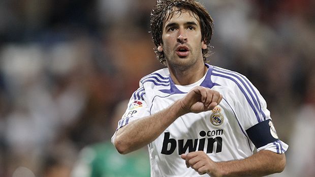 
                <strong>Angriff: Raul</strong><br>
                Angriff: Raul. Raul ist im Bernabeu eine ähnliche Legende wie Iker Casillas. Elf Jahre spielten die beiden in einer Mannschaft, ehe Raul Madrid verließ, um auf Schalke anzuheuern. Sieben Jahre war Raul Kapitan der "Los Blancos".
              