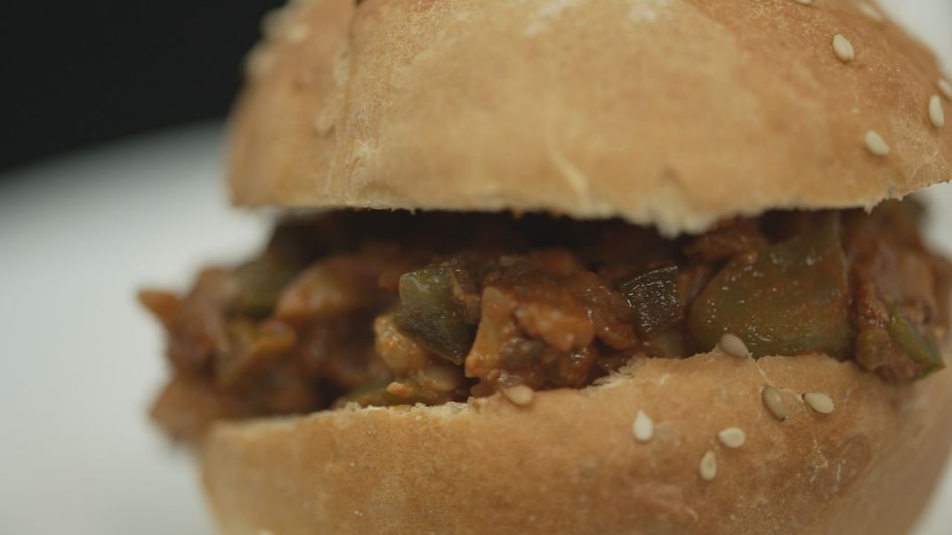 Der Sloppy Joe muss nicht unbedingt mit Hackfleisch gefüllt werden. Auch vegan schmeckt der Burger unglaublich gut.