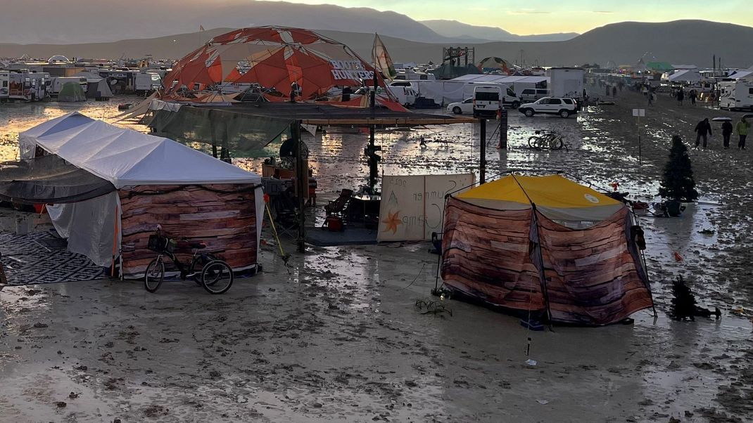 Zehntausende Besucher des Kunstfestivals "Burning Man" sitzen nach heftigen Regenfällen in der Wüste des US-Bundesstaats Nevada fest.&nbsp;