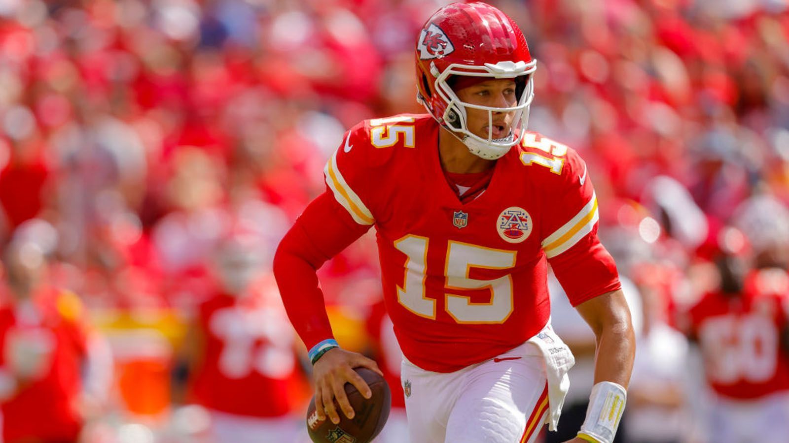 
                <strong>Gewinner: Patrick Mahomes (Kansas City Chiefs)</strong><br>
                Dem Superstar genügte ein Kurzeinsatz im Spiel gegen die Washington Commanders, um seine Qualität einmal mehr unter Beweis zu stellen. Mahomes stand zwar lediglich bei zwei Angriffsserien auf dem Platz, führte dabei seine Offense aber beide Male über 87 bzw. 82 Yards bis in die gegnerische Endzone. Beide Touchdown-Pässe landeten in den Händen von Jody Fortson.
              