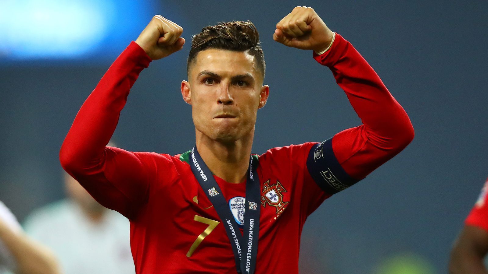 
                <strong>Angriff - Cristiano Ronaldo (Portugal)</strong><br>
                Dass es Portugal überhaupt erst ins Endspiel um die Nations League schaffte, ist einmal mehr dem großen Superstar Cristiano Ronaldo zu verdanken. Der Juve-Profi erledigte die Schweizer im Halbfinale, beim 3:1-Sieg, mit einem Dreierpack nicht nur buchstäblich im Alleingang. Damit hat der 34-Jährige nach dem Gewinn der EM 2016 nun auch als Kapitän Portugals noch die UEFA Nations League geholt.
              