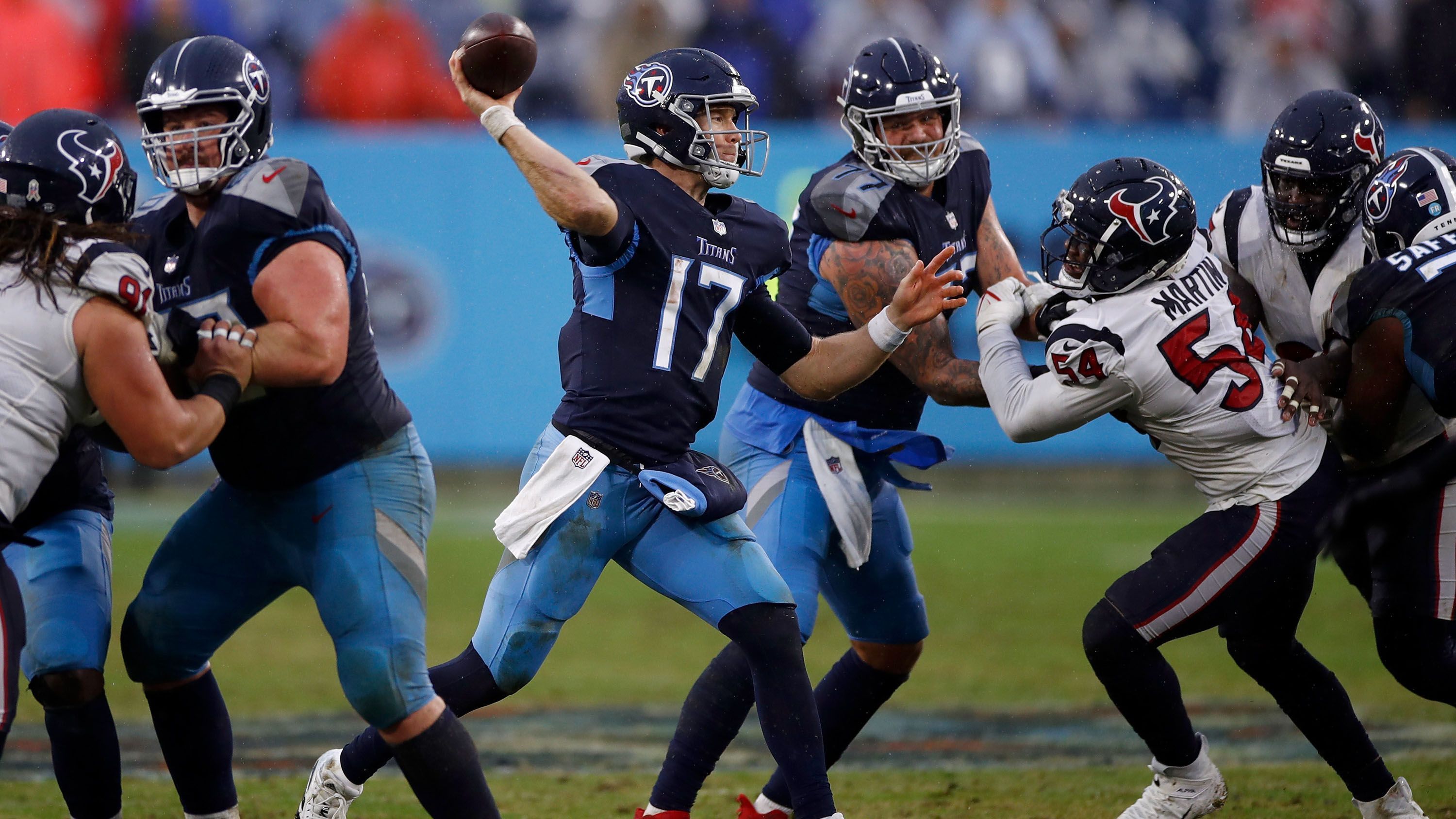 
                <strong>AFC South: Tennessee Titans (8-4) - Die Schwächen</strong><br>
                Mit Ausnahme des Laufspiels tut sich der Rest der Titans sehr schwer. Die Defense ist auf einem ähnlichen Niveau wie die der Baltimore Ravens (354,1 erlaubte Yards pro Spiel) und Niederlagen gegen die New York Jets und die Houston Texans beweisen die Anfälligkeit des Teams. Die Offense ist ohne Henry nicht dieselbe, vor allem wenn Tannehill (Mi.) eine Partie eigenhändig entscheiden muss. Durch die verletzungsbedingten Ausfälle von AJ Brown und Julio Jones wurden diese Löcher in den vergangenen Partien mehr als deutlich. -Prognose: Nach zwei Niederlagen in Serie rutschen die Titans im Playoff Picture immer weiter ab, zudem lauert Indianapolis (6-6) knapp hinter Tennessee. Dauert die aktuelle Serie an, könnte das Playoff-Ticket noch durch die Hände flutschen.
              