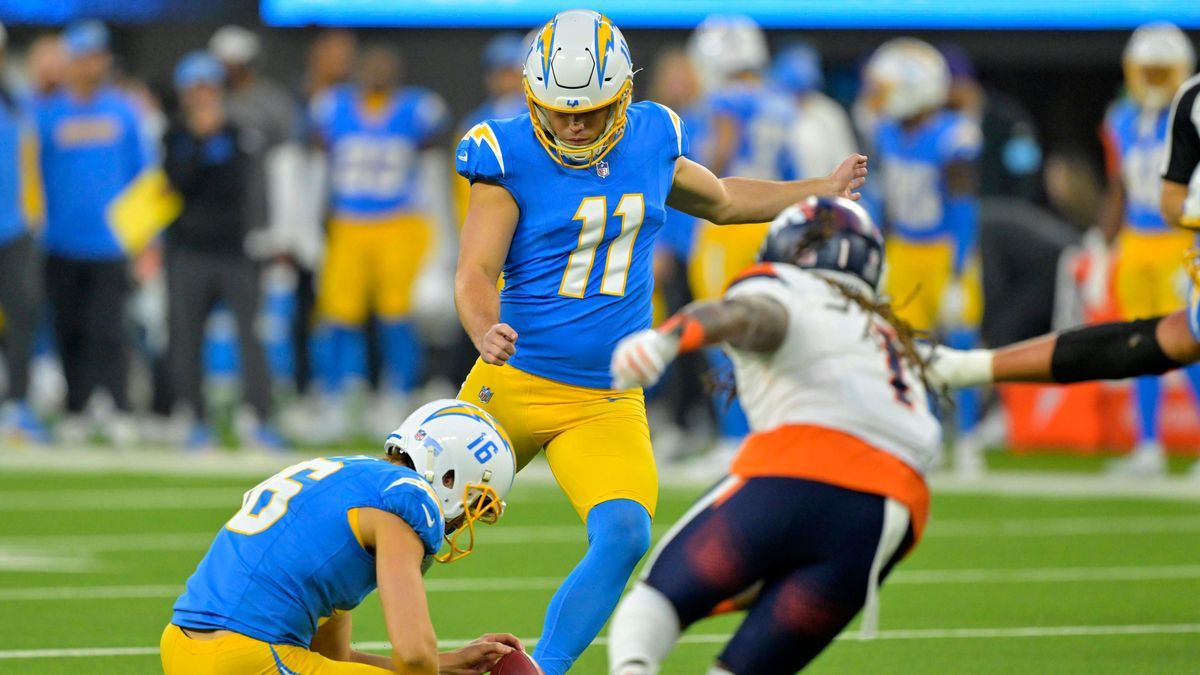 NFL, American Football Herren, USA Denver Broncos at Los Angeles Chargers Dec 19, 2024; Inglewood, California, USA; Los Angeles Chargers place kicker Cameron Dicker (11) kicks a field goal in the f...