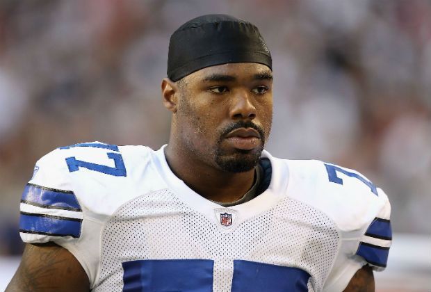 
                <strong>12. Tyron Smith (21.4 Millionen)</strong><br>
                Tyron Smith, Offensive-Tackle der Dallas Cowboys, bekommt durch seinen 2014 unterschriebenen 109 Millionen-Dollar-Vertrag über acht Jahre ebenfalls einen Platz auf der Liste. Einnahmen: 250.000 Dollar Sponsorengeld und 21.1 Millionen Dollar Gehalt.
              