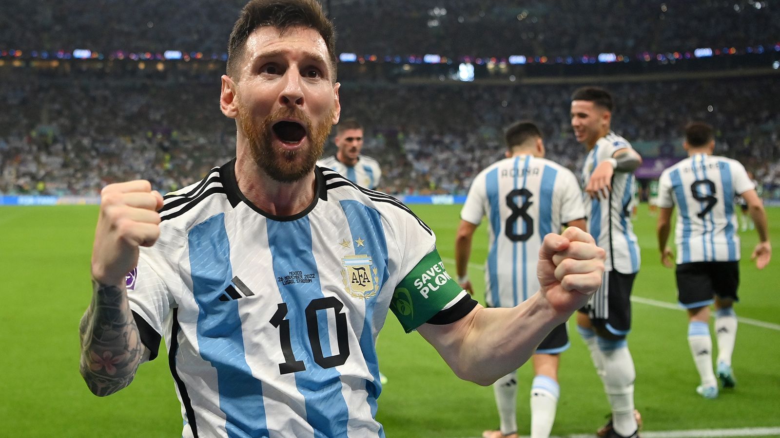 
                <strong>Angriff</strong><br>
                Bei Argentinien ist Lionel Messi (Foto) auch mit 35 Jahren der unbestrittene Star und Leistungsträger: Wie Gakpo kommt er auf schon drei Turniertore. Seinen bislang besten WM-Auftritt legte er im Achtelfinale gegen Australien hin. Neben ihm glänzte zuletzt vor allem Julian Alvarez von Manchester City. Nach zwei Joker-Einsätzen zum Turnierstart stand er zuletzt gegen Polen und Australien in der Startelf – und traf jeweils zum zwischenzeitlichen 2:0. Und dann warten ja noch die bislang unauffälligen Lautaro Martinez und Angel Di Maria sowie der bislang komplett einsatzlose Paulo Dybala auf ihre ersten Treffer. Dank eines Messi in Bestform und der langen Liste der Alternativen: Punkt für Argentinien. Stand: 3:3
              