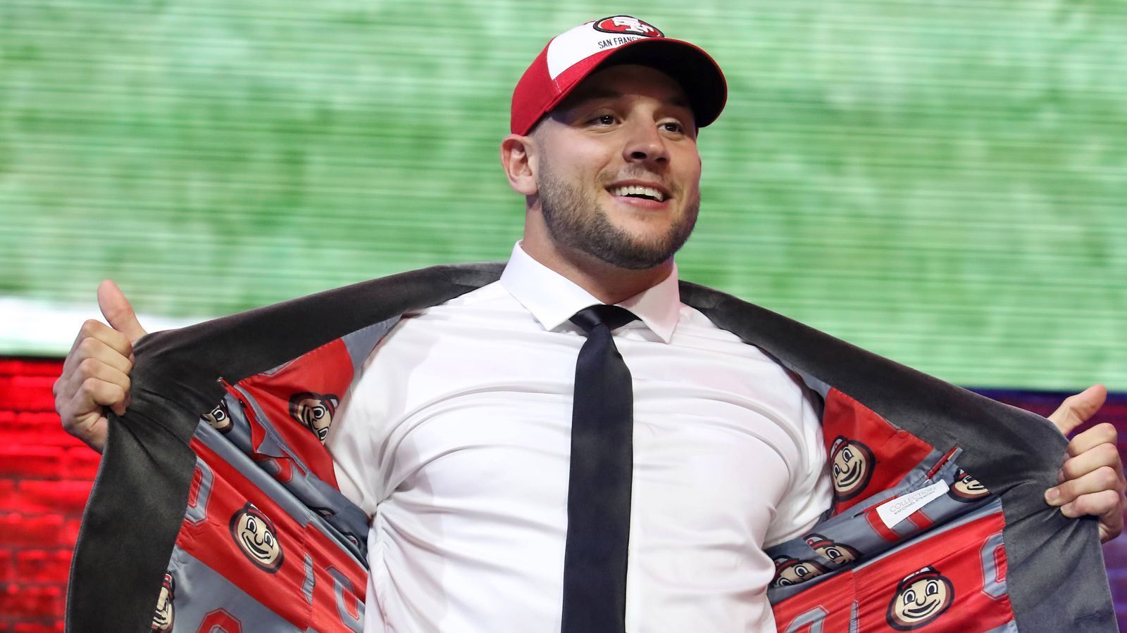 
                <strong>Nick Bosa</strong><br>
                Bosa hatte vor dem Draft 2019 einige Tweets gelöscht. Zum Beispiel politische, in dem er US-Präsident Donald Trump lobte. In einem anderen hatte er den früheren 49ers-Quarterback Colin Kaepernick einen "Clown" genannt. Bosa löschte die – und ein paar weitere unsensible – Tweets, nachdem sich die Möglichkeit eines Engagements in San Francisco anbahnte. Eine Stadt, die sehr liberal ist. Und die frühere Heimat Kaepernicks. Merke: Sogar Likes werden gefunden, bei Instagram hatte er rassistische und homophobe Aussagen mit einem Herz versehen. Ihm schadeten die kleinen Fehltritte aber nicht, er wurde an zweiter Stelle ausgewählt. Ihm dürfte neben seiner Qualität geholfen haben, dass er proaktiv vorging.
              