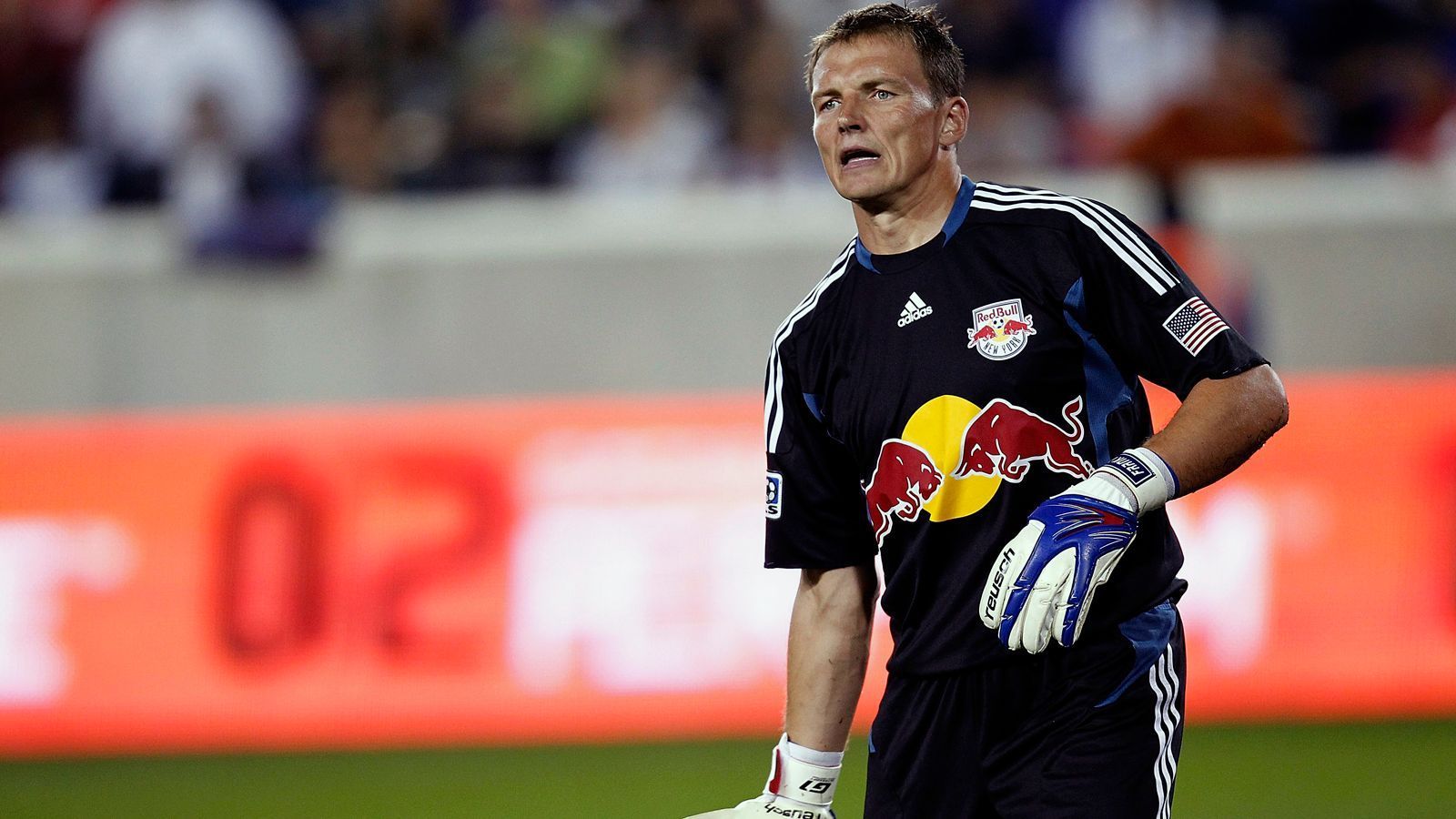 
                <strong>Frank Rost</strong><br>
                Wir bleiben in New York, wo der frühere Bundesliga-Torhüter Frank Rost sich 2011 den Red Bulls anschloss. Wie Matthäus und Schweinsteiger, nutzte er den MLS-Aufenthalt ebenfalls als Karriere-Abschluss. Bei seinen 14 Auftritten für den Klub aus New York lief er an der Seite früherer Weltstars wie Thierry Henry oder auch Rafael Marquez auf, die zuvor unter anderem beim FC Barcelona kickten. Nach einem halben Jahr endete der New-York-Aufenthalt Rosts und er beendete mit 38 Jahren seine Laufbahn.
              