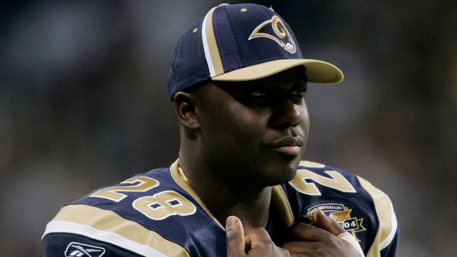 
                <strong>Los Angeles Rams: Marshall Faulk (Running Back) </strong><br>
                Faulk war ein vielseitiger Running Back, der sowohl im Lauf- als auch im Passspiel große Erfolge hatte und die Rams zu einem Super-Bowl-Sieg führte.
              