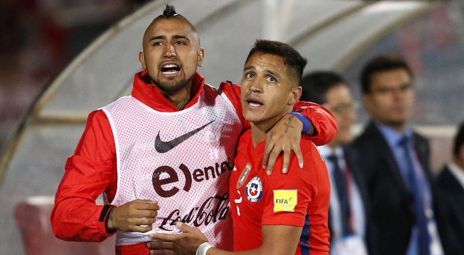 
                <strong>Vidal + Sanchez</strong><br>
                Alexis Sanchez + Arturo Vidal (Chile): Auch in Südamerika kann es einige große Namen erwischen. Zurzeit sind das Alexis Sanchez und Arturo Vidal mit Chile. Nach der knappen 0:1-Niederlage gegen Argentinien rutschte die Elf von Coach Juan Antonio Pizzi auf den sechsten Platz ab. Die Sorgenfalten sollten aber nicht allzu groß sein, denn bei nur einem Zähler Rückstand auf einen sicheren Qualiplatz ist für Sanchez und Vidal noch alles möglich.
              