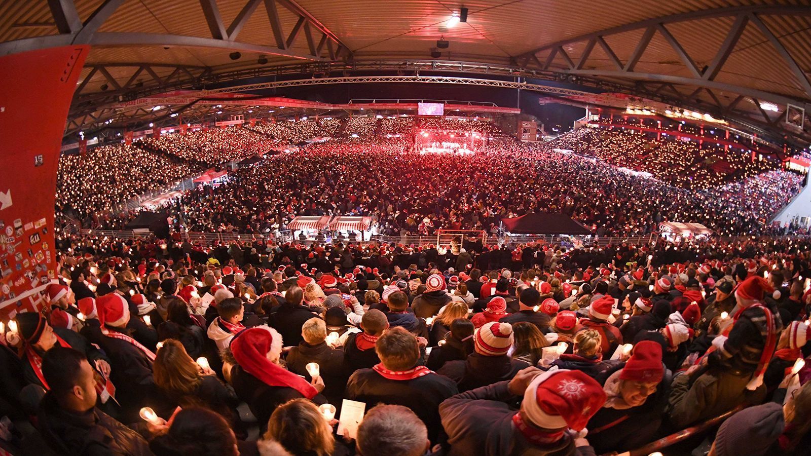 
                <strong>Union Berlin: Fast nur Stehplätze und von Fans errichtete Tribünen</strong><br>
                Das Stadion an der Alten Försterei hat nicht nur eine große Historie vorzuweisen. Zwischen 2008 und 2013 legten die Fans der Eisernen selbst Hand an und errichteten Teile des Stadions auf freiwilliger Basis. Von über 22.000 Plätzen im Stadion sind nur knapp 3.600 sitzend angelegt. Drei der vier Tribünen bestehen nur aus Stehplätzen. Nur die gemauerte Haupttribüne bietet Platz zum Sitzen. Damit ist die Alte Försterei das Stadion mit den zweitmeisten Stehern der Liga.
              