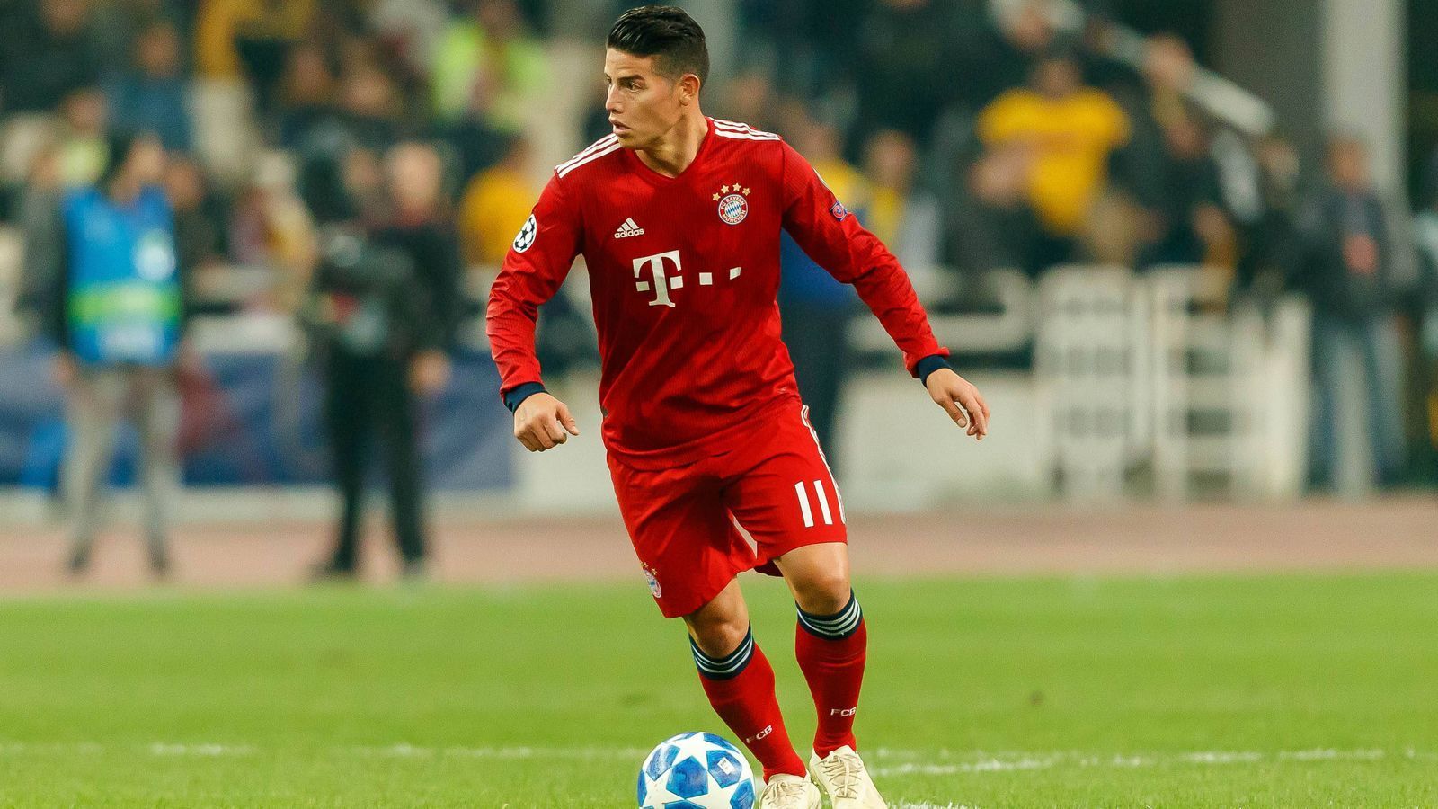 
                <strong>James Rodriguez (FC Bayern München)</strong><br>
                Der FC Bayern München zahlt James Rodriguez ein fürstliches Gehalt. Wie der "Spiegel" von der Enthüllungsplattform "Football Leaks" erfahren haben will, kassiert der Kolumbianer monatlich 541.670 Euro NETTO, was einem Nettogrundgehalt von 6,5 Millionen Euro im Jahr entspricht. Dazu käme eine Prämie von 250.000 Euro bei zwölf Toren und weiteren 250.000 Euro, sollte er 20 Tore unmittelbar vorbereiten. Dem Bericht zufolge verpflichten sich die Bayern sämtliche Steuern und Abgaben des Kolumbianers zu übernehmen. Zudem müssen die Münchner laut dem Leihvertrag 13 Millionen Euro, zahlbar in zwei Raten à 6,5 Millionen Euro, an Real Madrid überweisen. Eine Kaufoption über 42 Millionen Euro besteht für 2019. Für die Spielervermittlung überwies der Rekordmeister offenbar zwei Millionen Euro an Spielerberater Jorge Mendes.
              