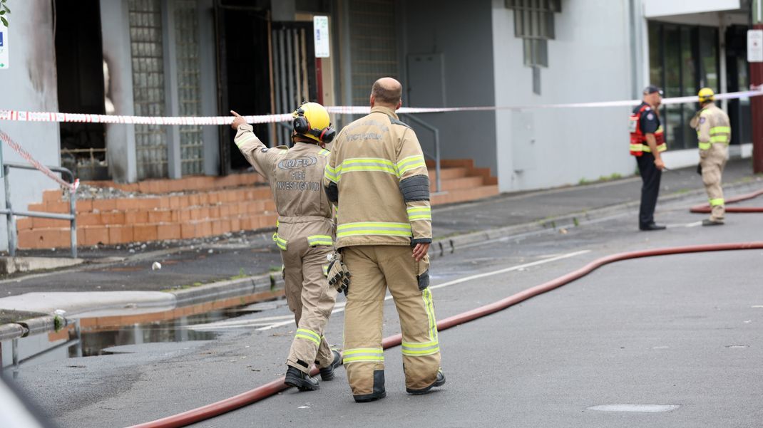 Feuerwehrleute arbeiten am Tatort des Brandes in der Adass Israel Synagoge in Ripponlea, Melbourne.