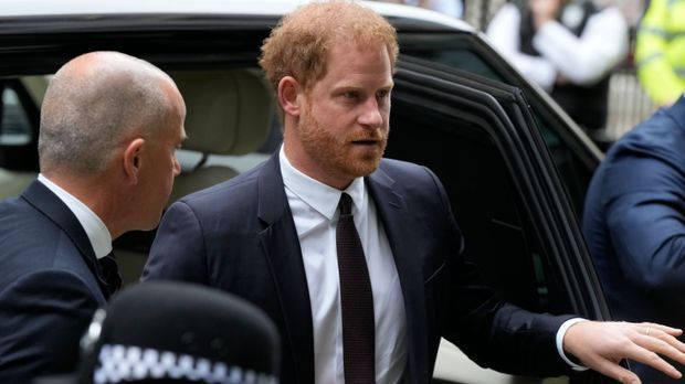 Prinz Harry, Herzog von Sussex, kommt vor dem High Court in London an. 