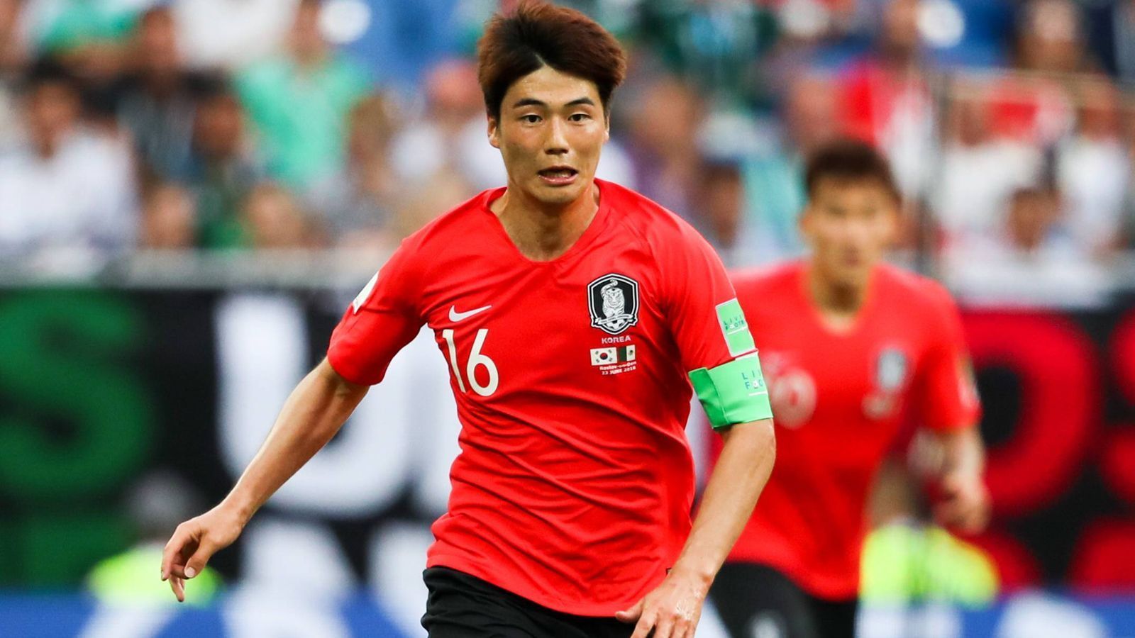 
                <strong>Sung-Yong Ki</strong><br>
                Der defensive Mittelfeldspieler vom englischen Erstliga-Absteiger Swansea City ist der Kapitän der südkoreanischen Nationalmannschaft. Der 29-Jährige ist technisch stark, dirigiert das Spiel seiner Mannschaft und schießt gute Standards. Im Defensivverhalten fehlt es ihm allerdings an der erforderlichen Zweikampfstärke. Aufgrund einer Fußverletzung ist sein Einsatz gegen Deutschland ungewiss.
              