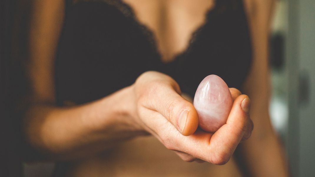Steigere dein Sex-Erlebnis mithilfe von Yoni-Eiern und Beckenbodentraining