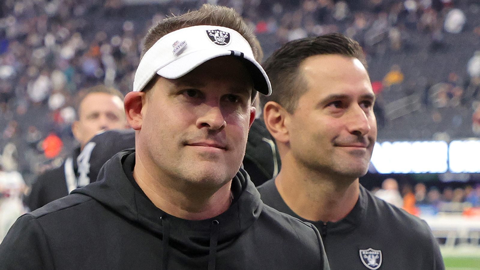 
                <strong>Gewinner: Josh McDaniels (Las Vegas Raiders)</strong><br>
                Vor einigen Wochen wackelte der Stuhl von Josh McDaniels noch gehörig, aktuell sitzt er wieder etwas sicherer im Sattel. Die Raiders konnten zuletzt drei Siege aus den letzten drei Partien holen und schielen nun vielleicht doch noch auf eine Playoff-Teilnahme. Die Offensive hat ihre Identität gefunden, Josh Jacobs sorgt am Boden für mächtig Alarm, durch die Luft setzt McDaniels immer wieder Davante Adams in Szene, der sich mit spektakulären Plays revanchiert. 
              