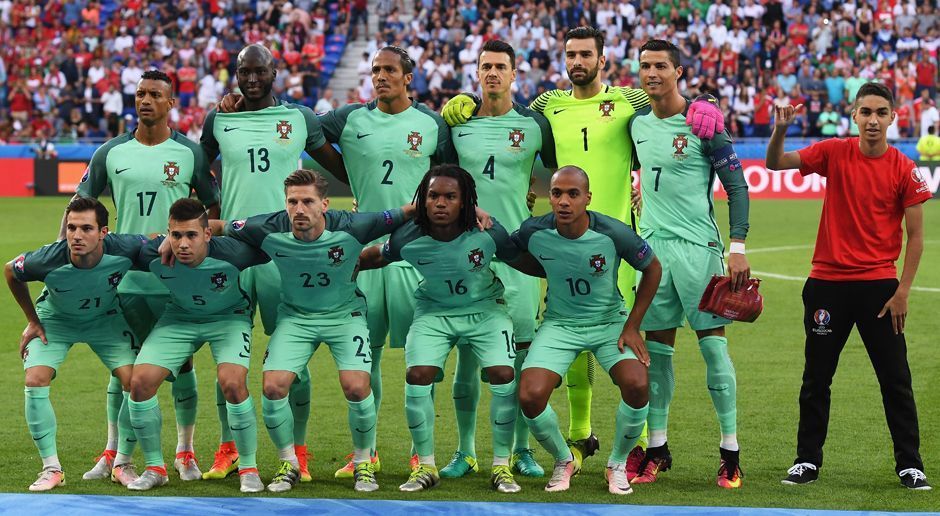 
                <strong>12. Mann</strong><br>
                Mit einer kuriosen Szene beginnt der Abend: Ein Flitzer schleicht sich als zwölfter Mann auf das Mannschaftsfoto der Portugiesen - direkt an die Seite von Cristiano Ronaldo. Konzentration hin oder her, der Superstar des Teams nimmt sich danach einen Moment Zeit und …
              