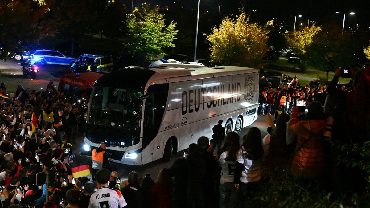 Der Bus des DFB-Teams umringt von Fans