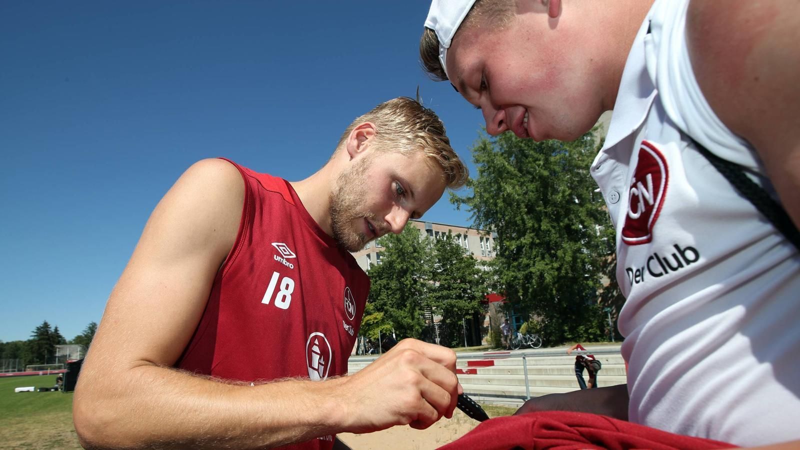 
                <strong>1. FC Nürnberg </strong><br>
                Nach der ersten Einheit gab es für die zahlreichen Fans selbstverständlich Autogramme und ... 
              