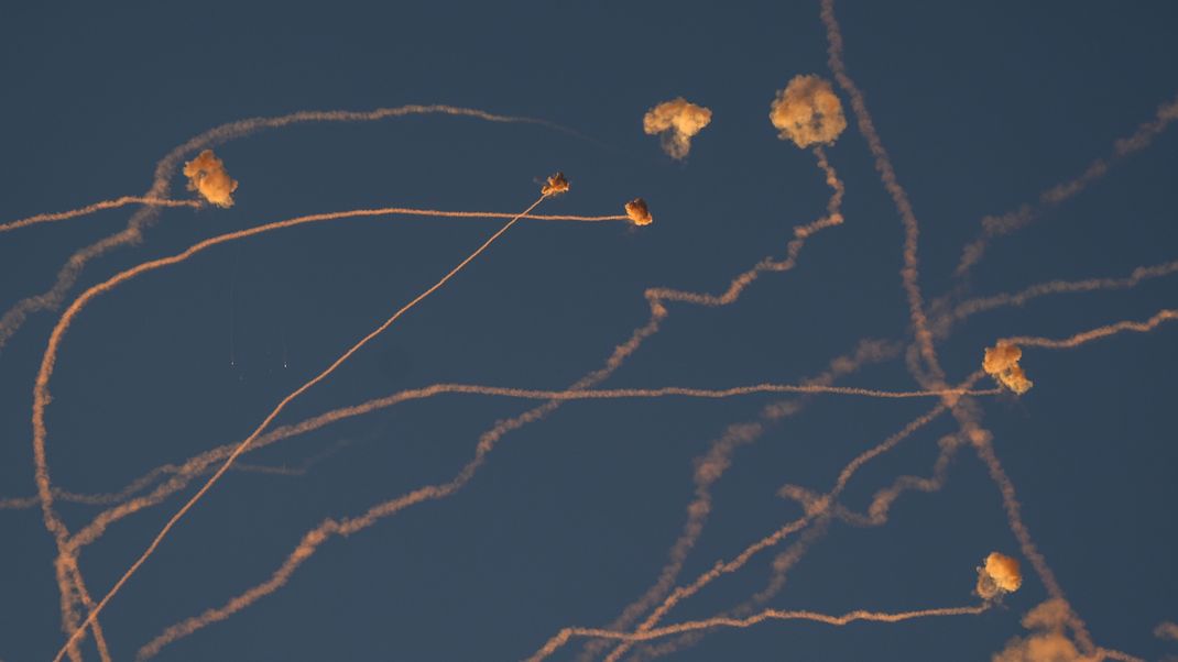 Rauchschwaden sind zu sehen, als das israelische Raketenabwehrsystem im Norden des Landes Raketen aus dem Libanon abfängt.