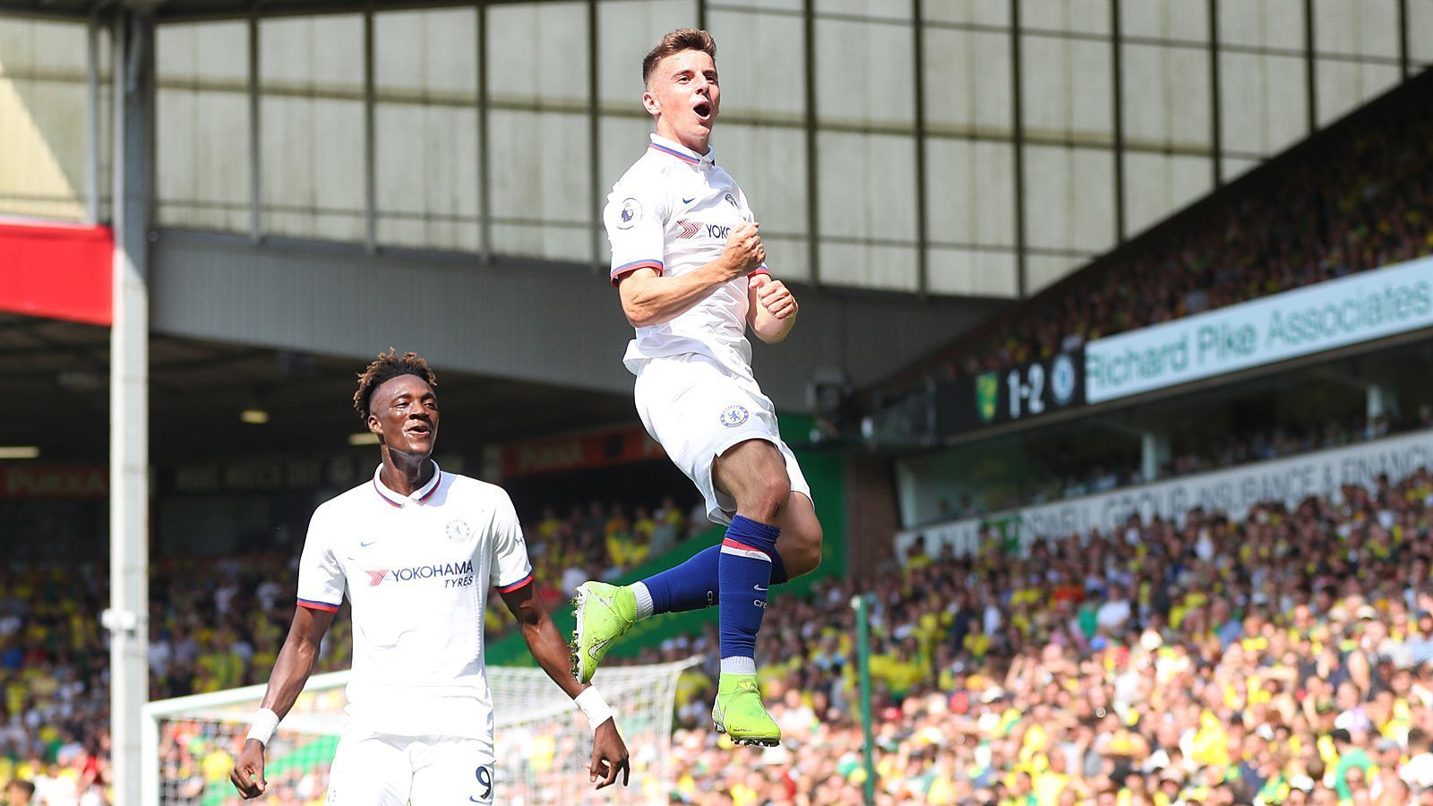 
                <strong>Mason Mount (FC Chelsea) </strong><br>
                Die Transfersperre des FC Chelsea hatte am Ende dann doch etwas Gutes für die Blues: Denn der Klub war dazu gezwungen, auf die Spieler aus der eigenen Akademie zu setzen. Auch deswegen bekam Mason Mount seine Chance in der ersten Mannschaft - und die nutzte er in den ersten Spielen vorbildlich. Drei Tore gelangen ihm in fünf Ligapartien für Chelsea. Leider dürfte Mounts Höhenflug aber erst einmal beendet sein: Nach einem brutalen Foul von Valencias Francis Coquelin im ersten Gruppenspiel der Champions League musste der 20-Jährige früh mit einer Knöchelverletzung ausgewechselt werden und wird seinem Trainer Frank Lampard vorerst nicht zur Verfügung stehen. 
              