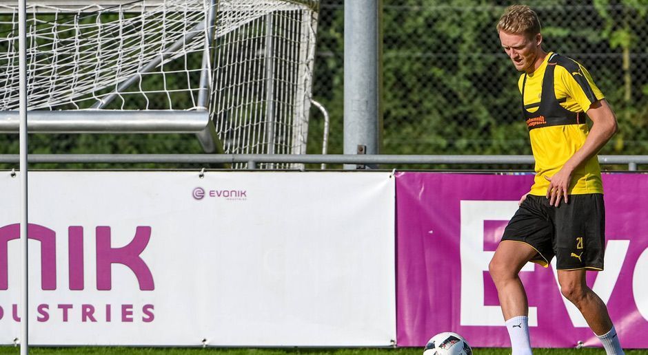 
                <strong>Andre Schürrle</strong><br>
                Und auch Neuzugang Andre Schrrüle sammelte in der Schweiz seine ersten Erfahrungen im BVB-Dress. Am Anreisetag hatte das Trainerteam um 18 Uhr die erste Einheit angesetzt, die kommenden Tage wird Thomas Tuchel seine Jungs sicher reichlich fordern.
              